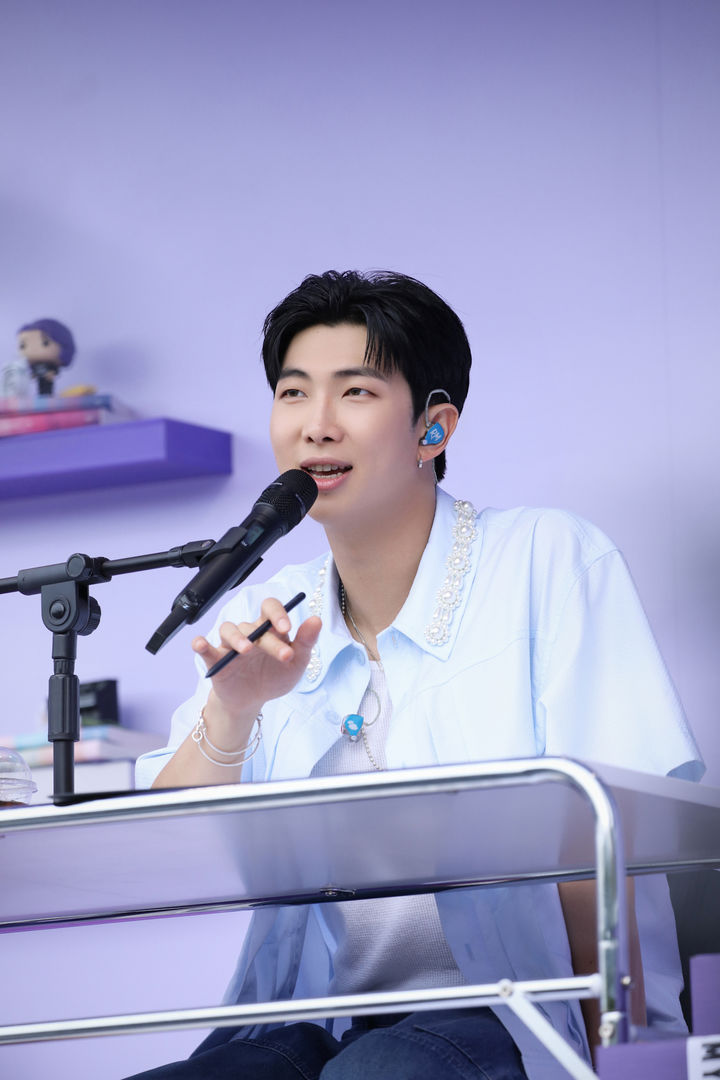 [서울=뉴시스] 조성우 기자 = 17일 오후 서울 영등포구 여의도 한강공원에서 열린 그룹 방탄소년단(BTS) 데뷔 10주년 기념 '2023 BTS 페스타'에서 BTS 리더 RM이 프로그램 '오후 5시, 김남준입니다'를 진행하고 있다. (사진=빅히트 뮤직 제공) 2023.06.17. photo@newsis.com *재판매 및 DB 금지