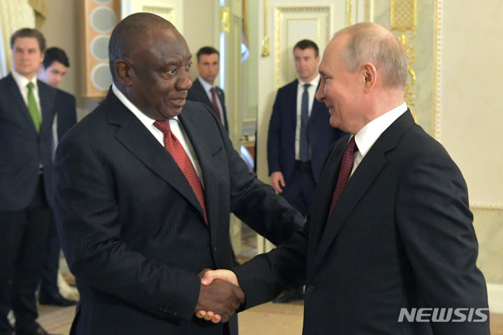[상트페테르부르크=AP/뉴시스] 블라디미르 푸틴 러시아 대통령(오른쪽)과 시릴 라마포사 남아공 대통령이 2023년 6월17일(현지시각) 러시아 상트페테르부르크에서 회담 전 악수하고 있다. 2025.08.08.