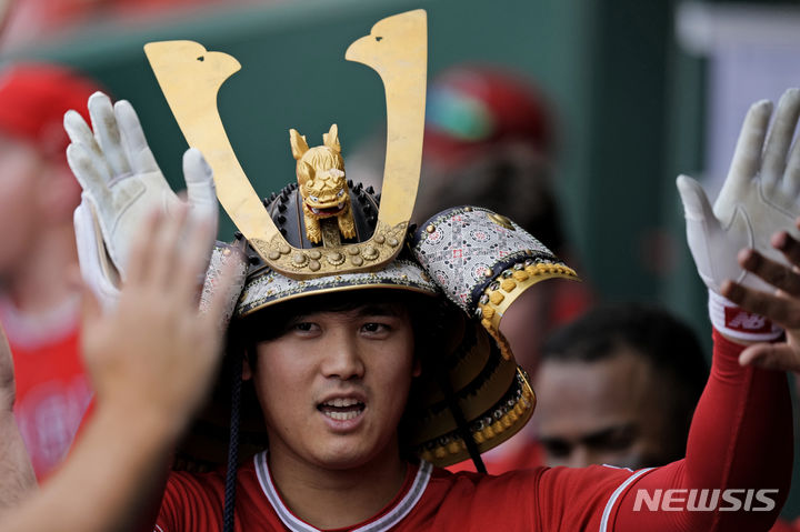 [캔자스시티=AP/뉴시스] 메이저리그(MLB) LA 에인절스의 오타니 쇼헤이가 18일(한국시간) 미국 미주리주 캔자스시티의 카우프만스타디움에서 벌어진 2023 메이저리그(MLB) 캔자스시티 로열스와의 경기에서 7회 솔로 홈런을 때려낸 후 세리머니를 펼치고 있다. 2023.06.18