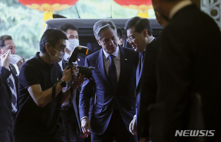 [베이징=AP/뉴시스] 안토니 블링컨 미국 국무장관이 18일(현지시간) 중국 베이징 댜오위타이 국빈관에서 친강 중국 외교부장과 이동하고 있다. 2023.06.19.