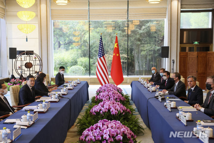 [베이징=AP/뉴시스] 안토니 블링컨 미국 국무장관이 18일(현지시간) 중국 베이징 댜오위타이 국빈관에서 친강 중국 외교부장과 회담하고 있다. 2023.06.19.