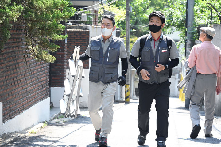 [서울=뉴시스] 지난 16일 여름 서비스 성수기를 앞두고 서비스 현장 점검에 나선 조주완 LG전자 조주완 대표이사 사장(왼쪽)이 고객 출장 서비스에 동행하고 있다. (사진=LG전자 제공) 2023.06.19 photo@newsis.com *재판매 및 DB 금지