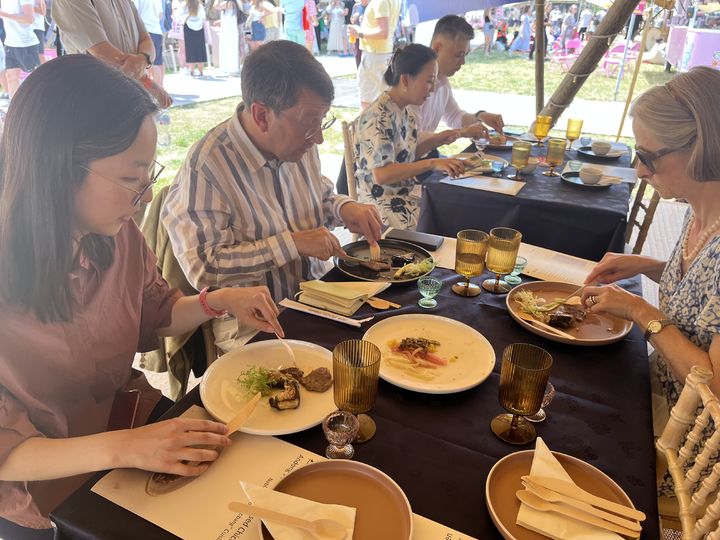 영국 런던 리젠츠파크에서 열린 '테이스트 오브 런던(Taste of London)'에서 안동 전통 음식을 시식하고 있다. (사진=안동시 제공) *재판매 및 DB 금지