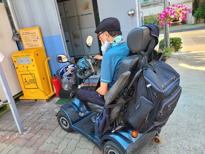 [서울=뉴시스]전동보장구 충전 사진.(사진=송파구 제공) *재판매 및 DB 금지