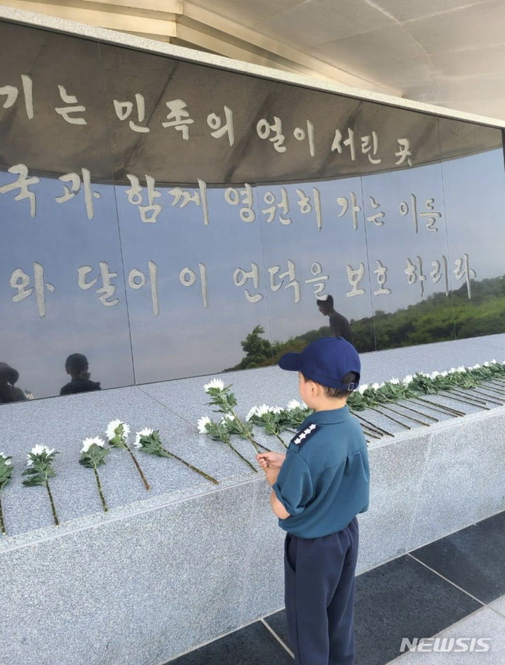 [서울=뉴시스] 6월 호국보훈의 달을 맞아 지난 17일 서울시 동작구 국립서울현충원 겨레얼마당에서 열린 국민과 함께하는 어메이징 국립묘지 문화특집 두 번째 행사 '어린이 꿈동산 꿈이 웃다' 행사가 열렸다. 1만2000여명의 어린이와 부모가 함께 참가하여 현충탑에 헌화를 하고 있다. (사진=보훈부 제공) 2023.06.18