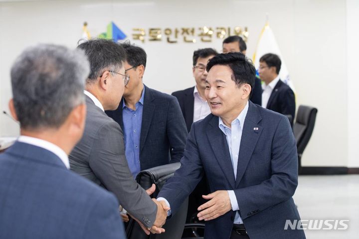 [서울=뉴시스] 원희룡 장관이 18일 오후 고양시 일산서구 국토안전관리원 수도권 지사에서 GS건설 현장 확인점검 관련 간담회를 가졌다.(사진=국토교통부 제공)&nbsp; 