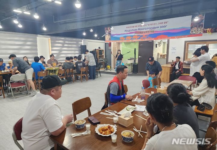 [창원=뉴시스] 홍정명 기자=18일 낮 경남이주민센터 2층에서 '외국인주민을 위한 자국음식잔치-반가운 친구, 그리운 집밥'의 2023년 몽골 유목민 먹방 행사가 열리고 있다.(사진=경남이주민센터 제공) 2023.06.18. photo@newsis.com