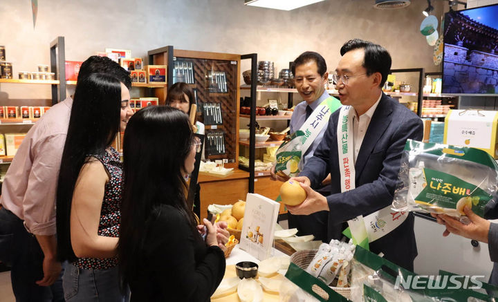 [나주=뉴시스] 윤병태 전남 나주시장(오른쪽)이 이끄는 'UAE농산물 수출 개척 방문단'이 15일 UAE 현지에서 나주배 판촉 활동을 펼치고 있다. (사진=나주시 제공) 2023.06.18. photo@newsis.com