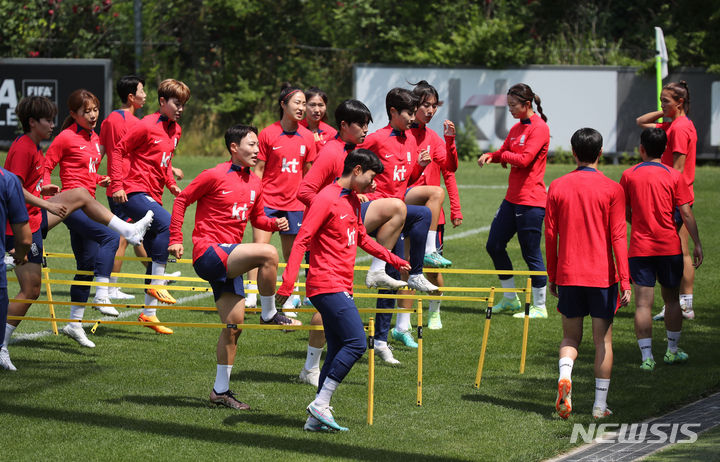 [파주=뉴시스] 권창회 기자 = 대한민국 여자축구 국가대표 선수들이 18일 오전 경기 파주 국가대표 트레이닝센터(NFC)에서 훈련을 하고 있다. 대한민국 여자축구 대표팀은 오는 7월 8일 서울월드컵경기장에서 아이티와 평가전을 갖는다. 2023.06.18. kch0523@newsis.com