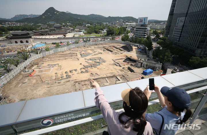 [서울=뉴시스] 김진아 기자 = 18일 오전 서울 종로구 광화문 앞 조선 시대 관청 의정부 터(의정부지) 일대를 시민들이 살펴보고 있다. 2023.06.18. bluesoda@newsis.com