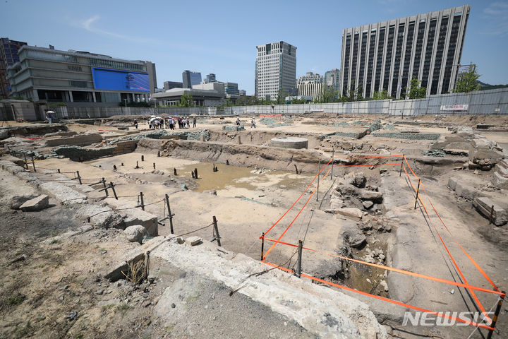 [서울=뉴시스] 김진아 기자 = 18일 오전 서울 종로구 광화문 앞 조선 시대 관청 의정부 터(의정부지)에서 시민들을 대상으로 의정부지 현장 공개 행사가 진행되고 있다. 2023.06.18. bluesoda@newsis.com