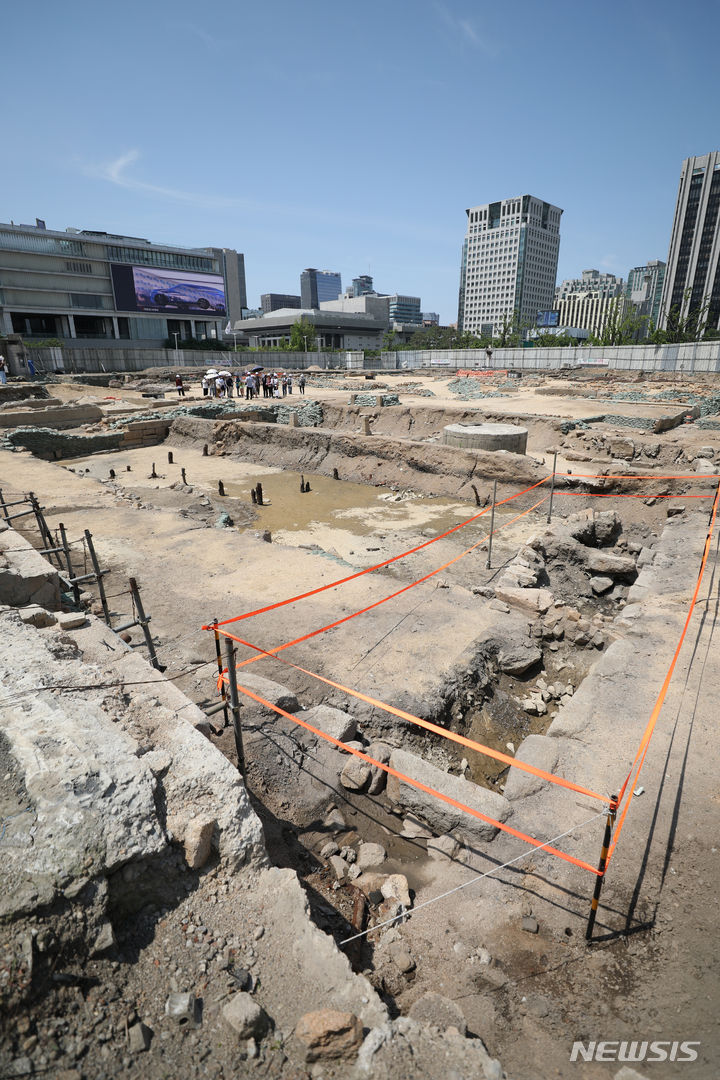 [서울=뉴시스] 김진아 기자 = 18일 오전 서울 종로구 광화문 앞 조선 시대 관청 의정부 터(의정부지)에서 시민들을 대상으로 의정부지 현장 공개 행사가 진행되고 있다. 2023.06.18. bluesoda@newsis.com