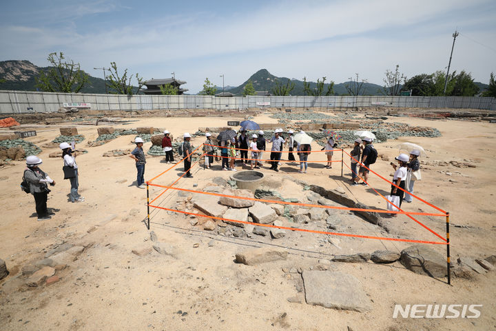 [서울=뉴시스] 김진아 기자 = 18일 오전 서울 종로구 광화문 앞 조선 시대 관청 의정부 터(의정부지)에서 시민들을 대상으로 의정부지 현장 공개 행사가 진행되고 있다. 2023.06.18. bluesoda@newsis.com