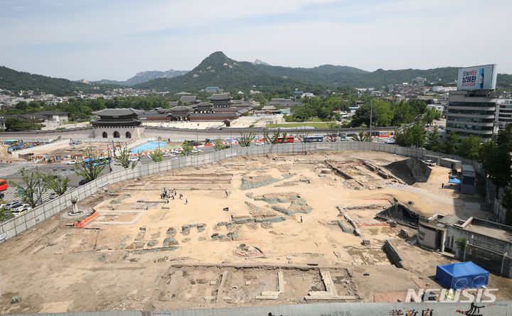 [서울=뉴시스] 김진아 기자 = 18일 오전 서울 종로구 광화문 앞 조선 시대 관청 의정부 터(의정부지)에서 시민들을 대상으로 의정부지 현장 공개 행사가 진행되고 있다. 2023.06.18. bluesoda@newsis.com