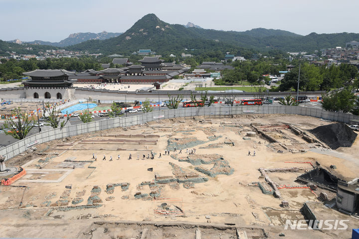 [서울=뉴시스] 김진아 기자 = 18일 오전 서울 종로구 광화문 앞 조선 시대 관청 의정부 터(의정부지)에서 시민들을 대상으로 의정부지 현장 공개 행사가 진행되고 있다. 2023.06.18. bluesoda@newsis.com