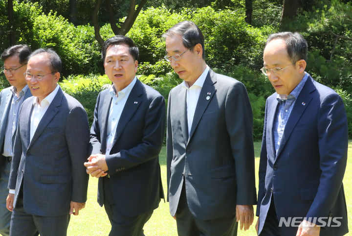 [서울=뉴시스] 배훈식 기자 = 윤재옥(왼쪽 두번째부터) 국민의힘 원내대표, 김기현 당 대표, 한덕수 총리, 추경호 경제부총리 겸 기획재정부 장관이 18일 오후 서울 종로구 총리 공관에서 열린 고위당정협의회에 참석하고 있다. 2023.06.18. dahora83@newsis.com