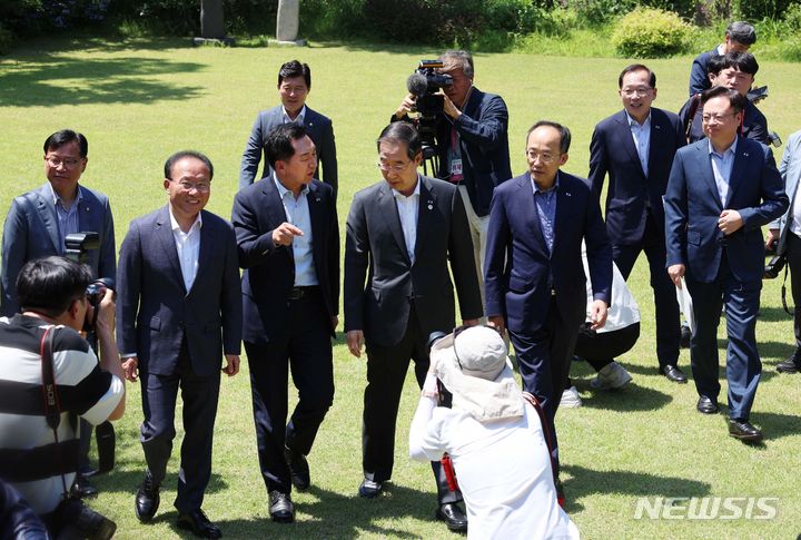 [서울=뉴시스] 배훈식 기자 = 윤재옥(왼쪽부터) 국민의힘 원내대표, 김기현  대표, 한덕수 국무총리, 추경호 경제부총리 겸 기획재정부 장관이 18일 오후 서울 종로구 총리 공관에서 열린 고위당정협의회에 참석하고 있다. (공동취재사진) 2023.06.18. photo@newsis.com