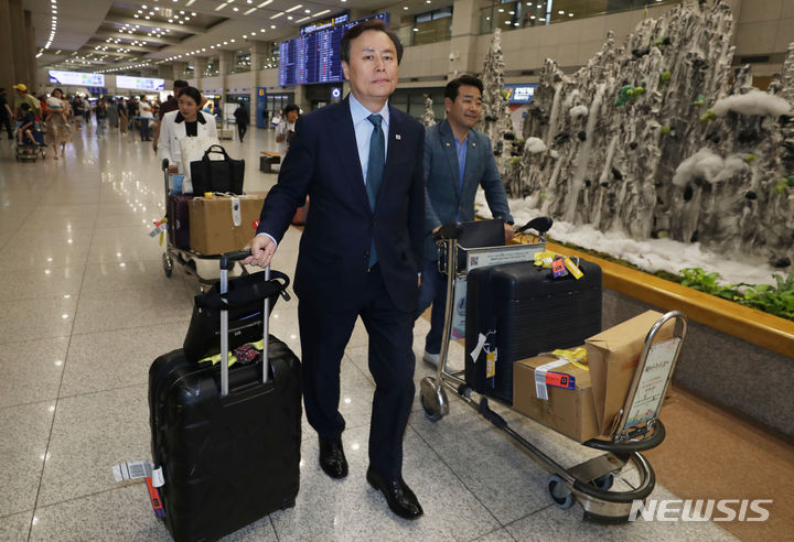 [인천공항=뉴시스] 조성봉 기자= 도종환 더불어민주당 의원을 비롯한 중국교류 방중단이 18일 오후 인천국제공항을 통해 귀국하고 있다. 도 의원을 비롯한 민주당 의원들은 3박4일 일정으로 중국 티베트 라싸에서 열린 제5회 티베트 관광문화국제박람회 일정 등에 참석했다.2023.06.18. suncho21@newsis.com