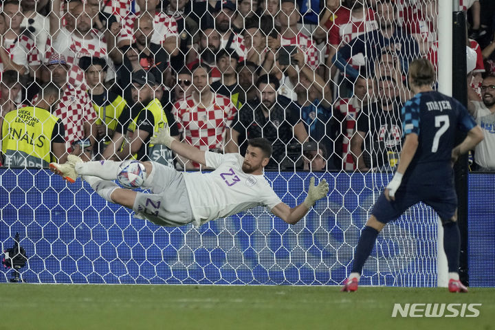 [로테르담=AP/뉴시스] 스페인 골키퍼 우나이 시몬이 18일(현지시각) 네덜란드 로테르담의 스타디온 페예노르트에서 열린 2022~23 유럽축구연맹(UEFA) 네이션스리그 크로아티아와의 결승전 승부차기에서 로브로 마예르의 PK를 막아내고 있다. 스페인은 크로아티아와 0-0으로 비겨 승부차기 끝에 5-4로 승리하며 우승을 차지했다. 2023.06.19.