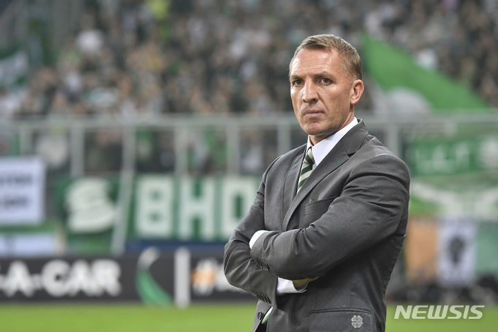 [잘츠부르크=AP/뉴시스] 브랜든 로저스 셀틱 감독이 5일(한국시간) 오스트리아 잘츠부르크에서 열린 FC 잘츠부르크와 2018~2019 UEFA 유로파리그 조별리그 경기에서 선수들의 움직임을 지켜보고 있다. 2018.10.05.