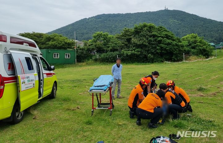 [제주=뉴시스] 오영재 기자 = 18일 오후 제주시 한림읍에서 패러글라이딩을 타던 A(50대)씨가 착륙 중 사고를 당해 소방당국이 구조에 나서고 있다. (사진=제주서부소방서 제공) 2023.06.19. photo@newsis.com