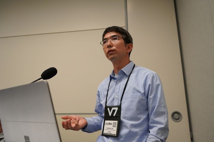 [서울=뉴시스]18일 진행한 워크숍에서 이홍락 LG AI연구원 CSAI가 캡셔닝 AI에 적용한 제로샷 이미지 캡셔닝 기술에 대해 설명하고 있다. (사진 = LG) 2023.6.19. photo@newsis.com *재판매 및 DB 금지