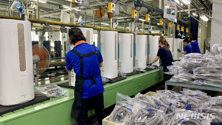 [서울=뉴시스] 파세코 창문형에어컨 생산 라인. (사진=뉴시스 DB). photo@newsis.com