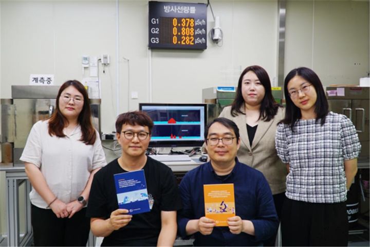 [대전=뉴시스] KRISS 방사선표준그룹 연구진이 아세안 국가 원전 비상사고 대응을 위해 제작한 교육자료를 들어보이고 있다. 왼쪽부터 김태희 기술원, 황상훈 책임연구원, 김병철 선임연구원, 허동혜 선임기술원, 김명정 박사후연구원.(사진=KRISS 제공) *재판매 및 DB 금지