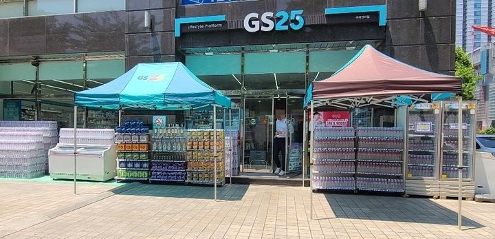 [서울=뉴시스]지난 17일 편의점 GS25에서 '2023 BTS 페스타(FESTA)' 수요 대응을 위한 상품을 진열해둔 모습. (사진=GS리테일 제공) *재판매 및 DB 금지