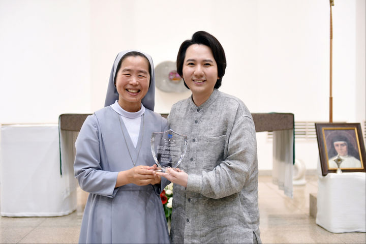 살레시오수녀회 관구장 김은경 수녀로부터 위촉패 전달받는 임형주. (사진=디지엔콤 제공) photo@newsis.com *재판매 및 DB 금지