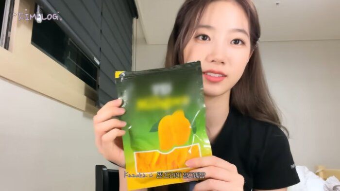 르세라핌의 카즈하가 유튜브 자체 콘텐츠인 'FIM-LOG(핌-로그)'에서 소개한 '카즈하요거트' 레시피가 인기를 끌고 있다.(사진=르세라핌 공식 유튜브 캡처) *재판매 및 DB 금지