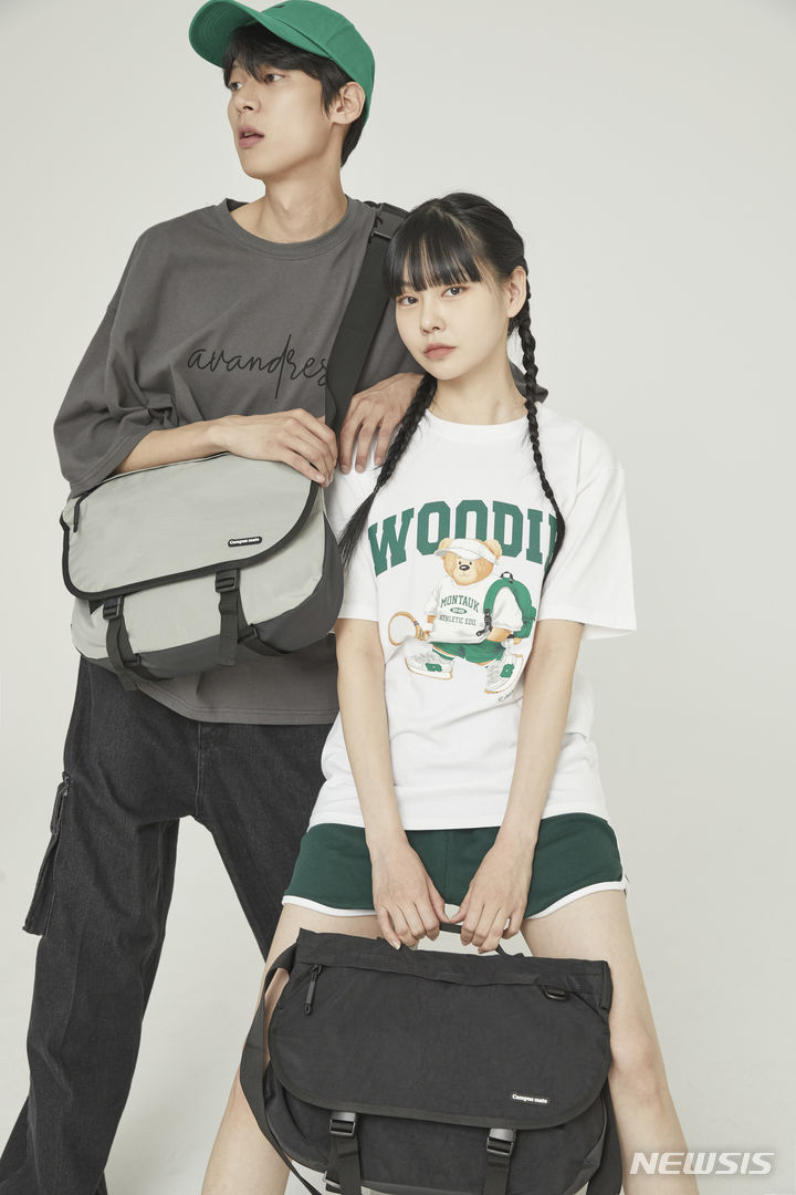 [서울=뉴시스] 모닝글로리 '캠퍼스메이트 크로스백'. (사진=뉴시스 DB). photo@newsis.com