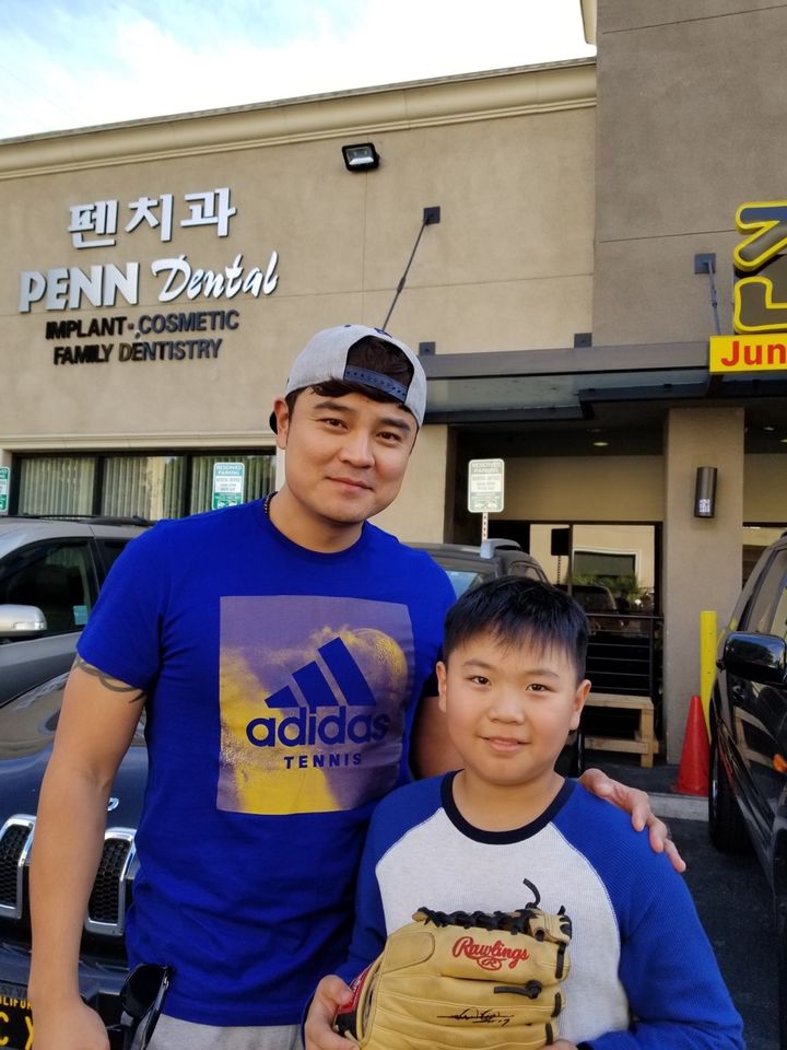 [서울=뉴시스]SSG 랜더스 추신수(왼쪽)와 미국에서 건너온 팬 일라이자 권이 17일 인천 SSG 랜더스파크에서 특별한 만남을 가졌다. 사진은 2017년 미국에서 만남 당시 모습. (사진=SSG 제공) *재판매 및 DB 금지