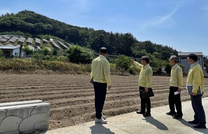 [완주=뉴시스] 강명수 기자 =전북 완주군은 장마철 집중호우로 인한 인명·재산피해 방지를 위해 경사지 태양광 시설을 점검하고 있다. (사진 =완주군 제공) 2023.06.19. photo@newsis.com *재판매 및 DB 금지