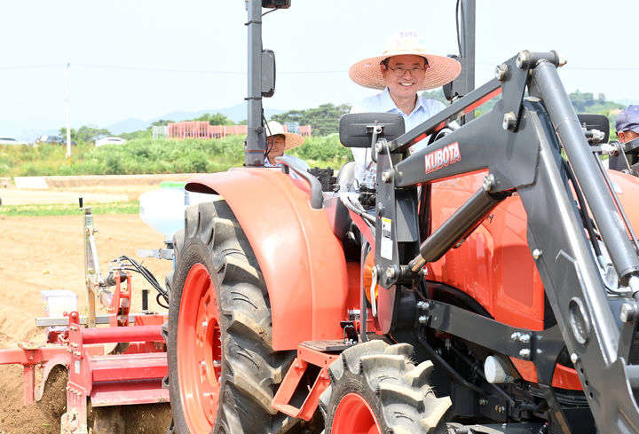[안동=뉴시스] 2023년 6월 문경시 영순면 율곡리 공동영농단지 들녘에서 진행된 '농업대전환의 씨앗' 파종 행사에서 이철우 경북지사가 농기계로 직접 파종을 하고 있다. 이 곳은 경북 최초의 2모작 공동영농 단지다. (사진=경북도 제공) 2025.12.10.  *재판매 및 DB 금지