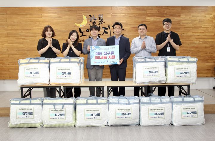 [울산=뉴시스] 한국동서발전(주)는 19일 울산 중구 함월노인복지관에서 울산지역 독거노인 100가구에 친환경 여름이불을 전달했다. 2023.06.19 *재판매 및 DB 금지