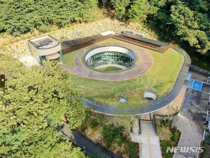 [서울=뉴시스]서울 서초구가 서리풀 근린공원을 품은 친환경 복합문화 공간인 '서초 구립 방배숲도서관'을 오는 24일 개관한다고 19일 밝혔다. (사진=서초구 제공). 2023.06.19. photo@newsis.com