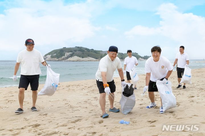 [서울=뉴시스] 코웨이 '리버 플로깅 캠페인'. (사진=코웨이 제공) 2023.06.19. photo@newsis.com