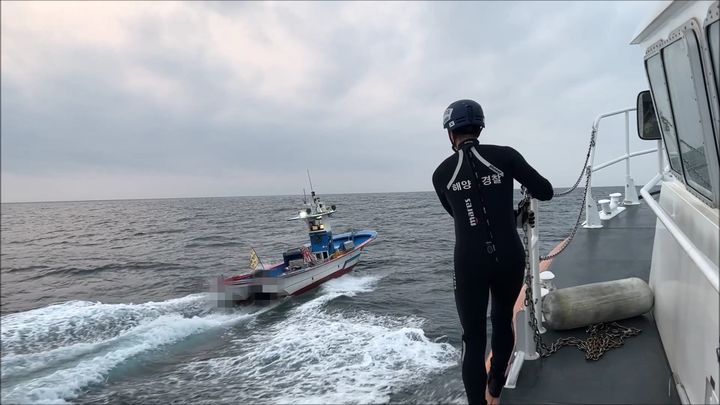 19일 해경은 선장없이 고속 질주하는 어선을 발견하고 구조에 나서고 있다. 동해해경 제공 *재판매 및 DB 금지