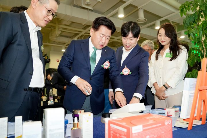 [제주=뉴시스] 19일 오후 ‘제주 바이오사업 활성화를 위한 업무협약’이 진행된 제주창조경제혁신센터 J-스페이스에서 오영훈 제주도지사가 전시된 제품 등을 살피고 있다. (사진=제주도 제공) 2023.06.19. photo@newsis.com *재판매 및 DB 금지