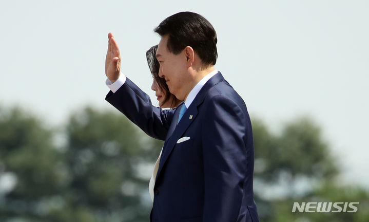 [성남=뉴시스] 전신 기자 = 4박 6일 일정으로 프랑스와 베트남 순방에 나서는 윤석열 대통령과 부인 김건희 여사가 19일 경기도 성남 서울공항에서 공군 1호기 탑승에 앞서 손 흔들어 인사하고 있다. 2023.06.19. photo1006@newsis.com