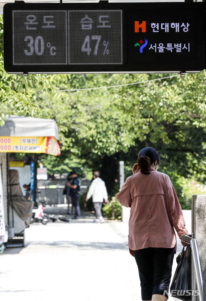 [서울=뉴시스] 정병혁 기자 = 더운 날씨로 서울과 경기내륙, 강원영서중부, 전라권내륙 등 폭염특보가 발효된 19일 오전 서울시내 전광판에 온도계가 30도로 나타내고 있다. 2023.06.19. jhope@newsis.com