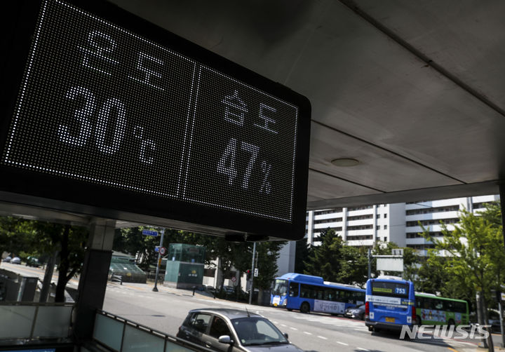 [서울=뉴시스] 정병혁 기자 = 더운 날씨로 서울과 경기내륙, 강원영서중부, 전라권내륙 등 폭염특보가 발효된 19일 오전 서울시내 전광판에 온도계가 30도로 나타내고 있다. 2023.06.19. jhope@newsis.com