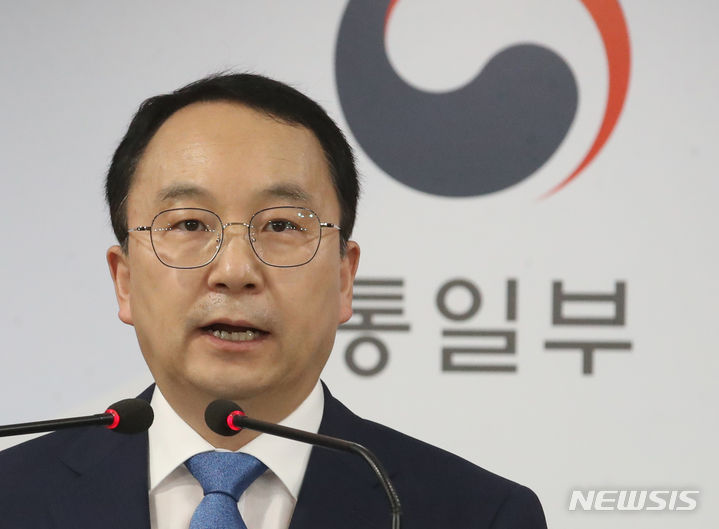 [서울=뉴시스] 김명원 기자 = 구병삼 통일부 대변인이 19일 오전 서울 종로구 정부서울청사에서 현안 관련 정례브리핑을 하고 있다. 구병삼 대변인은&nbsp; 전원회의에서 김정은 위원장이 연설을 하지 않을 것과 관련해 "몇몇 당대회와 겹쳐서 했던 전원회의를 제외하고는 사실상 처음"이라며, 직접 김정은 위원장이 연설을 하지 않은 이유를 정확하게 예단하기는 어렵지만, 위성 발사가 실패했고 경제 성과 등 여러 가지 면에서 내세울 성과가 없다는 점에서 직접 나서기가 좀 어려웠던 측면이 있지 않았을까 추정한다"고 밝혔다. 2023.06.19. kmx1105@newsis.com