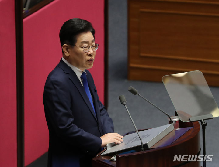 [서울=뉴시스] 전진환 기자 = 이재명 더불어민주당 대표가 19일 오전 서울 여의도 국회 본회의장에서 열린 제407회국회(임시회) 제4차 본회의에서 교섭단체대표연설을 하고 있다. 2023.06.19. amin2@newsis.com