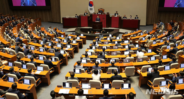 [서울=뉴시스] 전진환 기자 = 이재명 더불어민주당 대표가 19일 오전 서울 여의도 국회 본회의장에서 열린 제407회국회(임시회) 제4차 본회의에서 교섭단체대표연설을 하는 중간 민주당 의원들이 박수를 치고 있다. 2023.06.19. amin2@newsis.com
