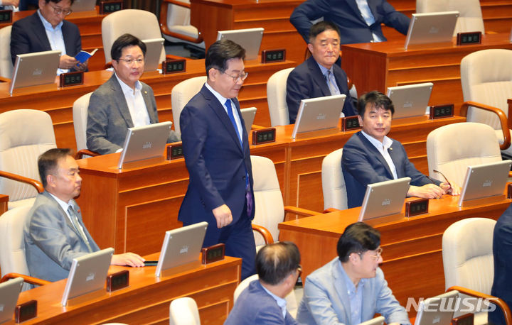 [서울=뉴시스] 추상철 기자 = 이재명 더불어민주당 대표가 19일 오전 서울 여의도 국회 본회의장에서 열린 제407회국회(임시회) 4차 본회의에서 교섭단체대표 연설을 하기 위해 단상으로 향하고 있다. 2023.06.19. scchoo@newsis.com
