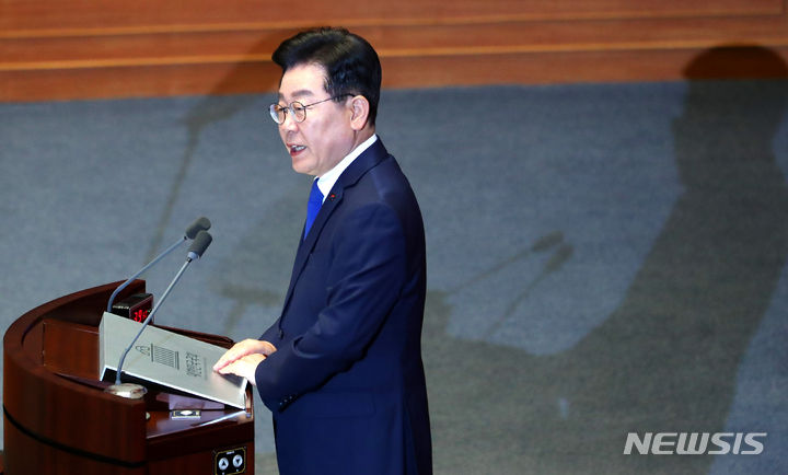 [서울=뉴시스] 추상철 기자 = 이재명 더불어민주당 대표가 19일 오전 서울 여의도 국회 본회의장에서 열린 제407회국회(임시회) 4차 본회의에서 교섭단체대표 연설을 하고 있다. 2023.06.19. scchoo@newsis.com