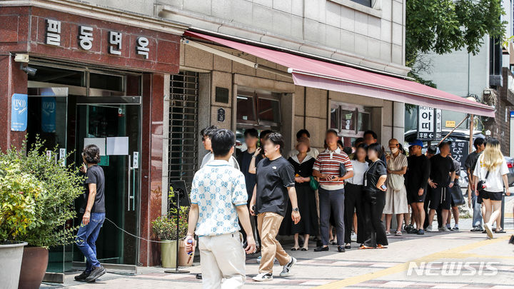 [서울=뉴시스] 정병혁 기자 = 서울 낮 최고 기온이 35도 까지 오르는 등 더운 날씨를 보인 19일 서울 중구 평양냉면집을 찾은 시민들이 줄 서 있다. 2023.06.19. jhope@newsis.com