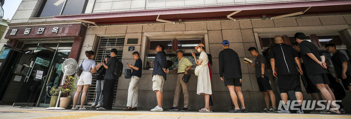 [서울=뉴시스] 정병혁 기자 = 서울 낮 최고 기온이 35도 까지 오르는 등 더운 날씨를 보인 19일 서울 중구 평양냉면집을 찾은 시민들이 줄 서 있다. 2023.06.19. jhope@newsis.com
